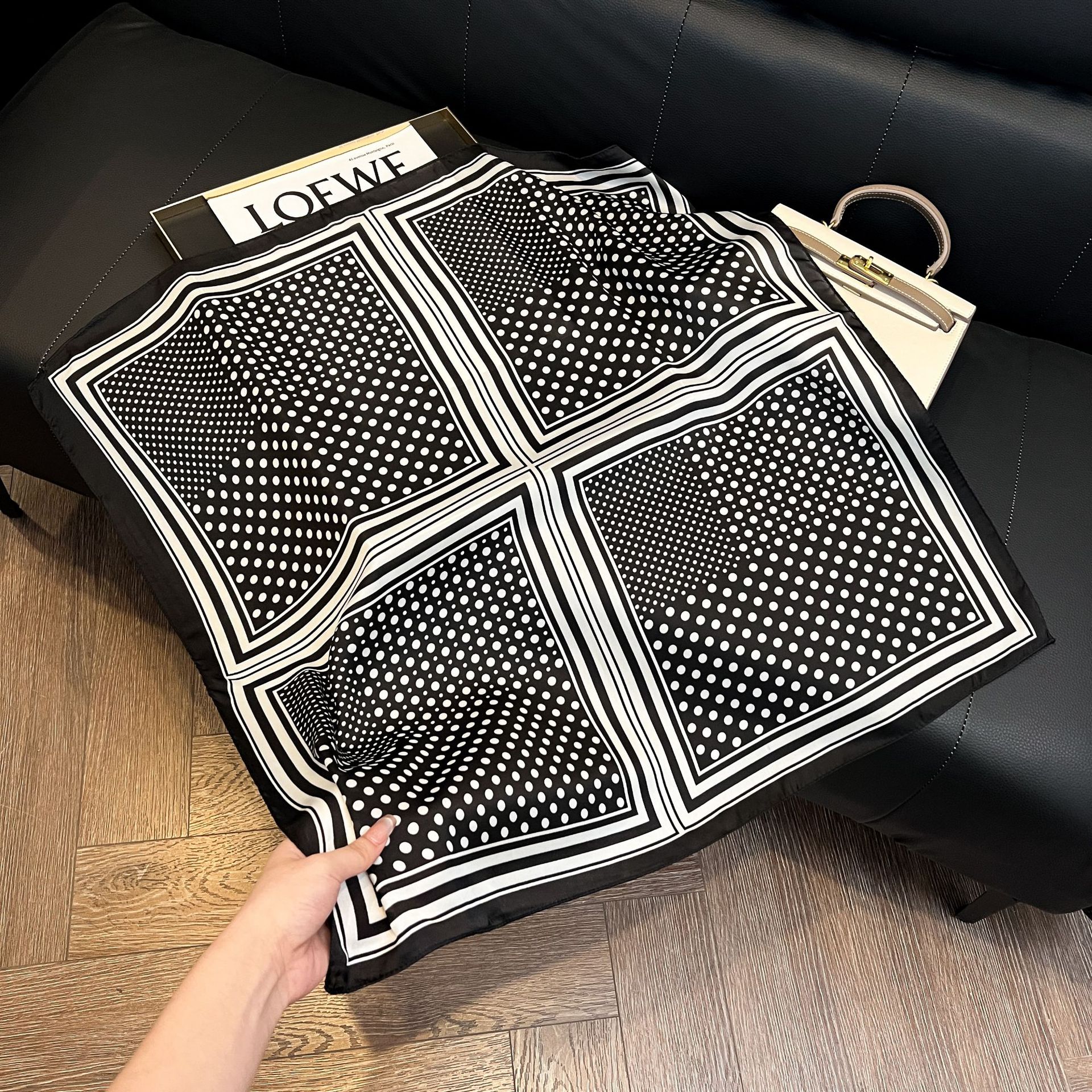 Luxury Square Silk-like Scarf  - Scarf Silk Square recensie en prijs